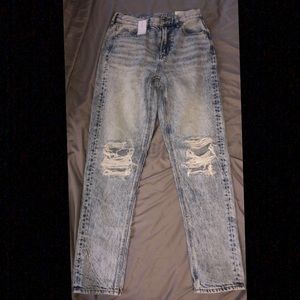 Light wash American Eagle mom jeans size 0. NWT